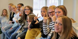 Bild på ett tiotal elever Entréskolan Eskilstuna