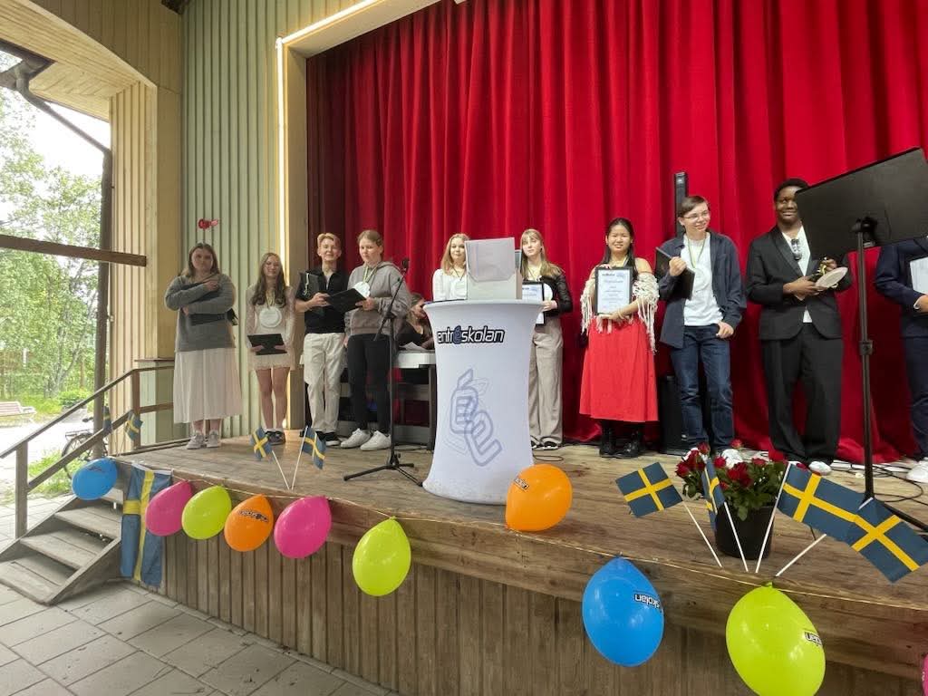 Stipendiater Västerås 2025_bild 1 Bild som visar elever som mottagit stipendium 2025 på Entréskolan Västerås