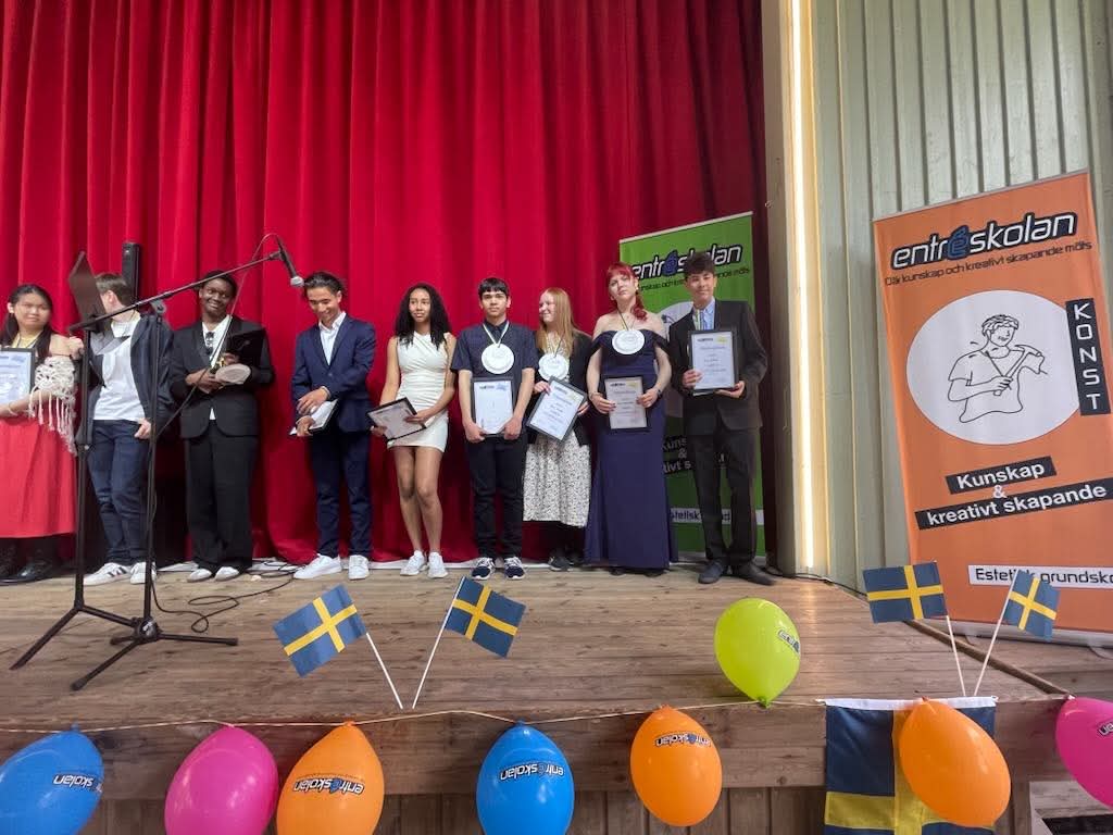 Stipendiater Västerås 2025_bild 2 Bild som visar elever som mottagit stipendium 2025 på Entréskolan Västerås