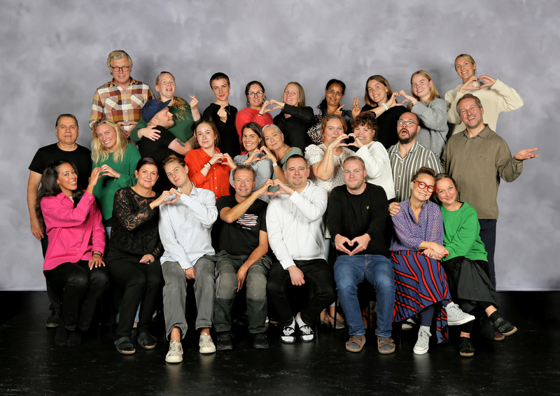 Foto på personal på Entréskolan Stockholm. Alla gör hjärttecken