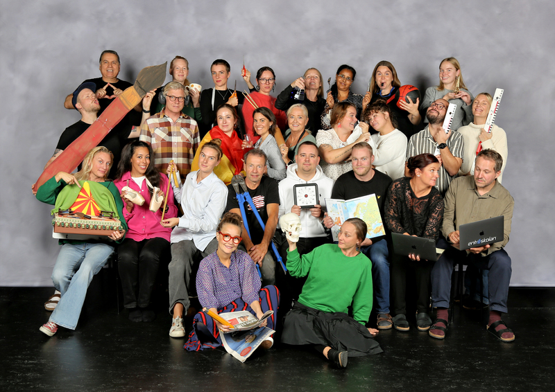 Foto på personal på Entréskolan Stockholm. Spexig bild